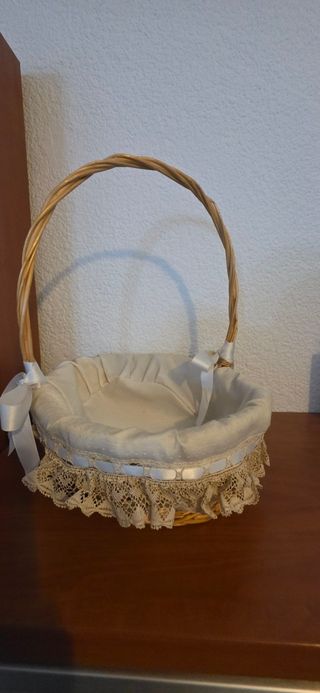 Cesta mimbre con encaje beige y blanco