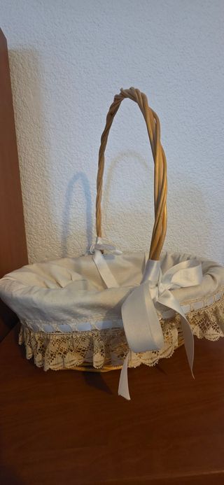 Cesta mimbre con encaje beige y blanco