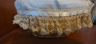 Cesta mimbre con encaje beige y blanco