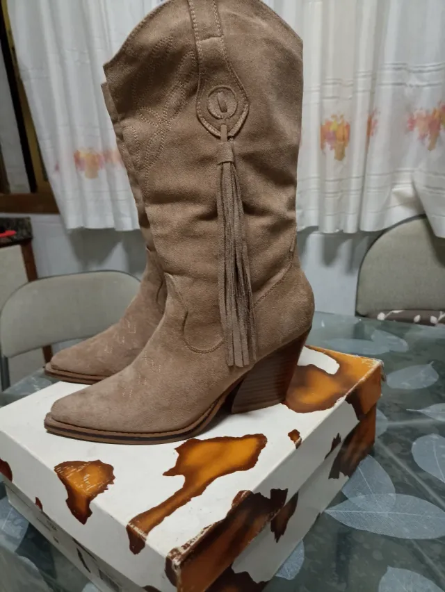 Botas camperas beige y marrón