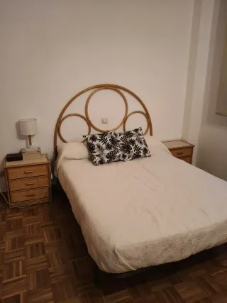 Cabecero, mesitas, cómoda, somier y colchón