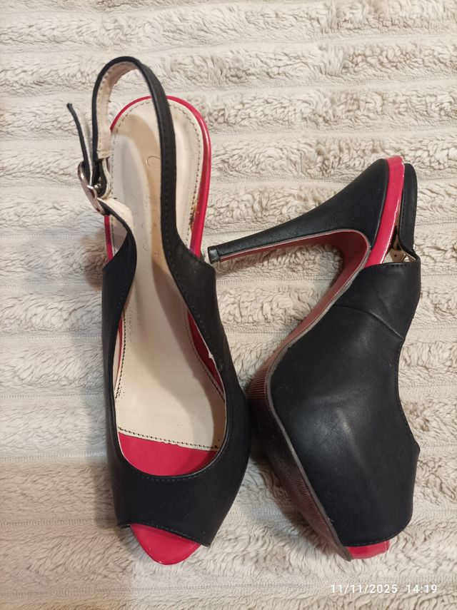 Zapatos de tacón negros y rojos