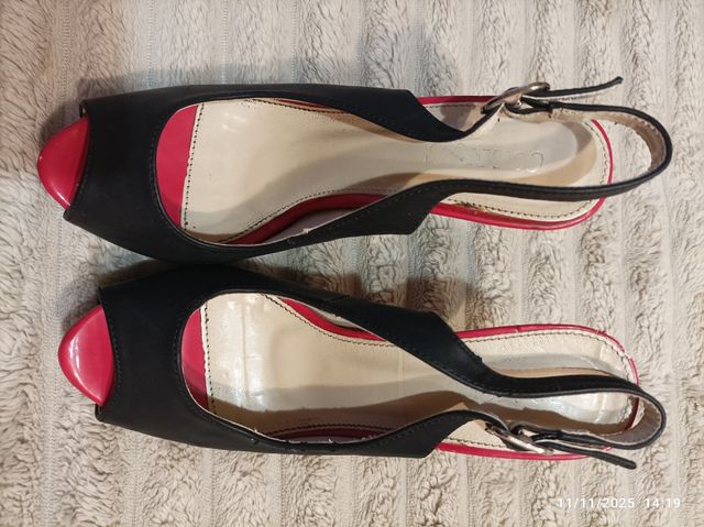 Zapatos de tacón negros y rojos