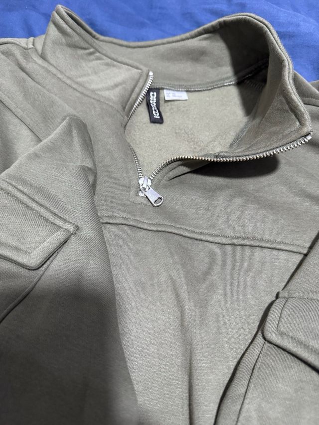 Sudadera verde con cremallera