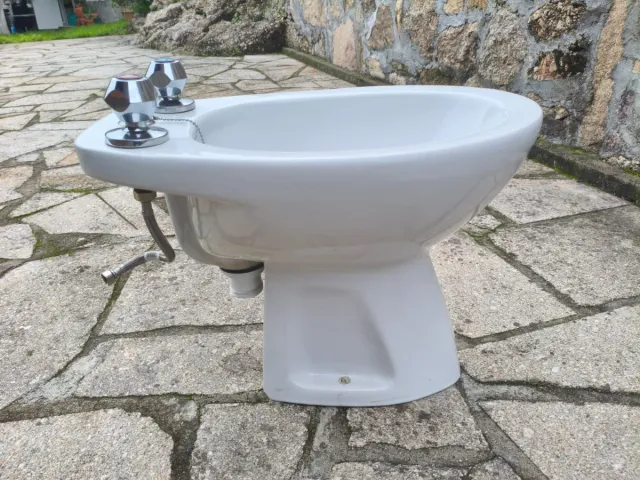 Bidé de cerámica blanco con grifería