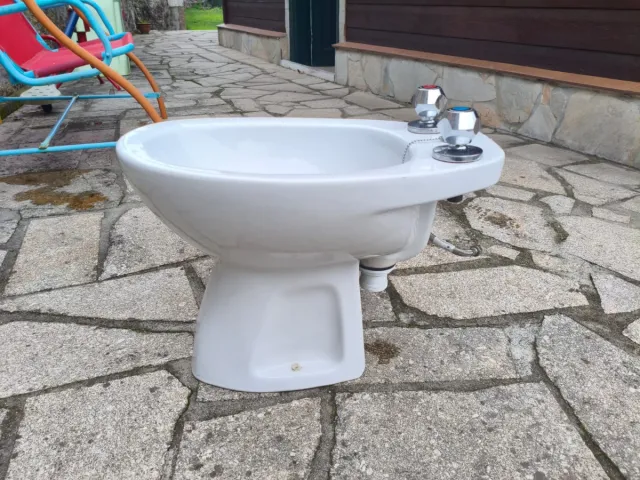 Bidé de cerámica blanco con grifería