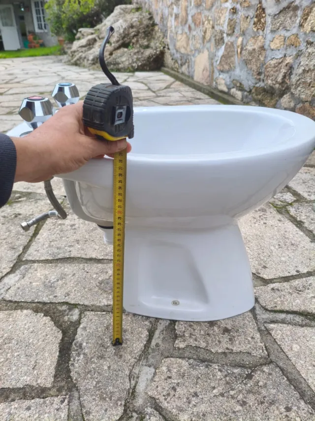 Bidé de cerámica blanco con grifería