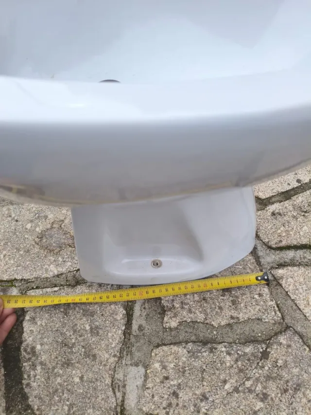 Bidé de cerámica blanco con grifería