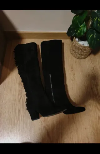 Botas Hakei piel negras con flecos. Están nuevas