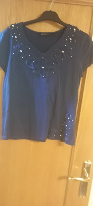 Blusa azul con pedrería