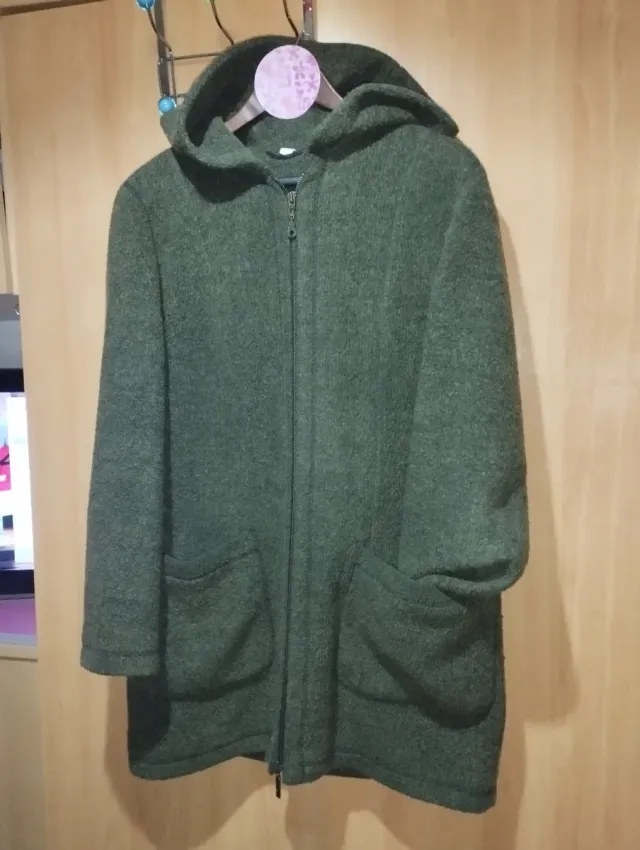 Abrigo verde mujer con capucha Y bolsillos