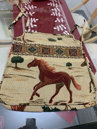 Ropa de camilla y cojines para mesa redonda