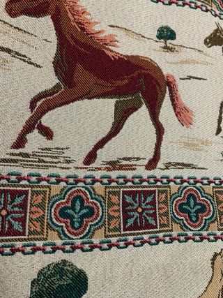 Ropa de camilla y cojines para mesa redonda