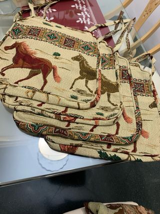 Ropa de camilla y cojines para mesa redonda