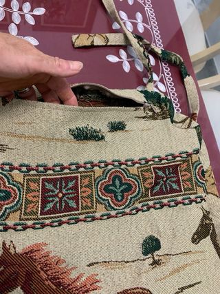 Ropa de camilla y cojines para mesa redonda