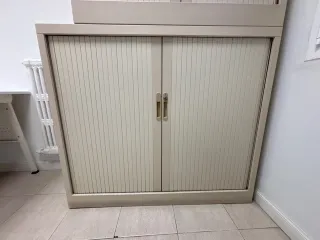 Mueble de oficina beige con puertas