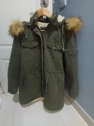 Chaquetón verde con capucha y pelo.
