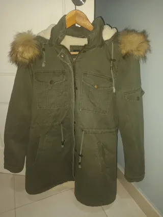 Chaquetón verde con capucha y pelo.