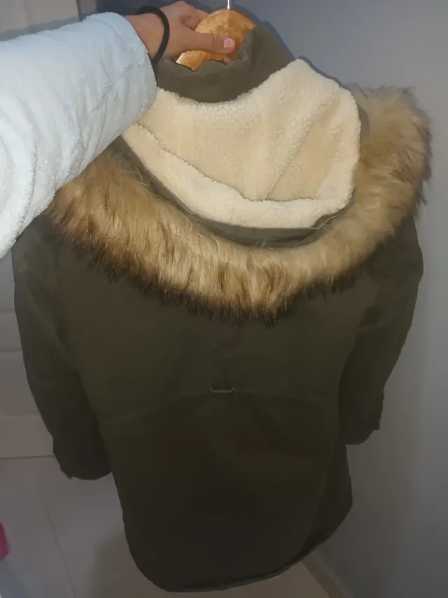 Chaquetón verde con capucha y pelo.