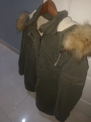 Chaquetón verde con capucha y pelo.