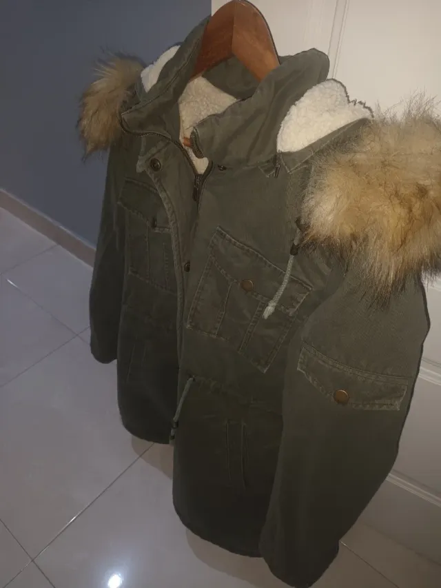 Chaquetón verde con capucha y pelo.