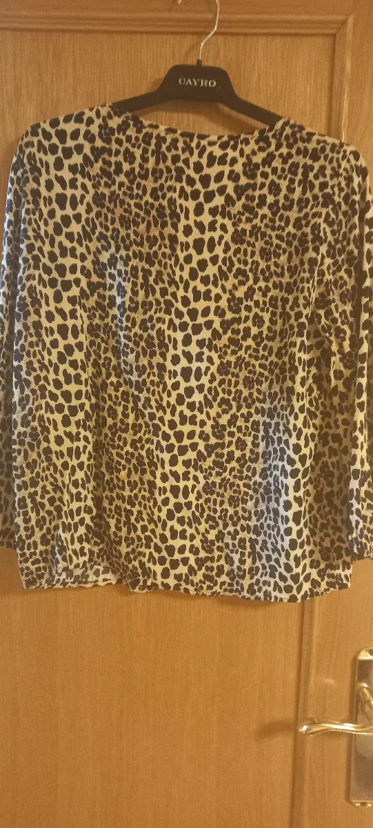 Blusa CAYRO animal print talla S