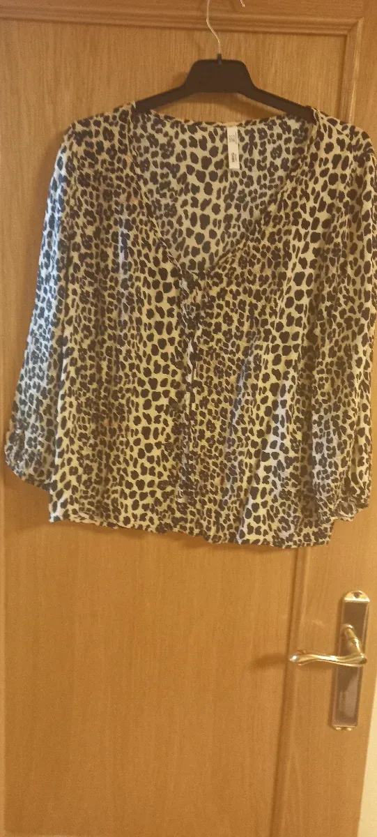 Blusa CAYRO animal print talla S
