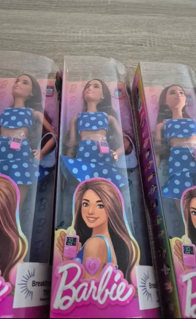 Cuatro muñecas Barbie con traje de lunares.