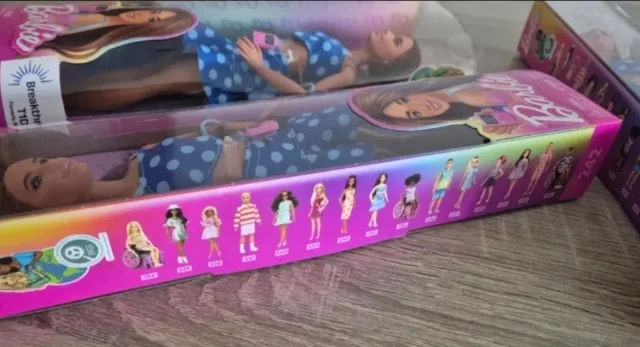 Cuatro muñecas Barbie con traje de lunares.
