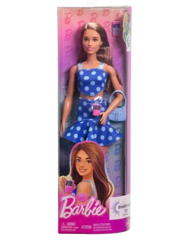 Cuatro muñecas Barbie con traje de lunares.