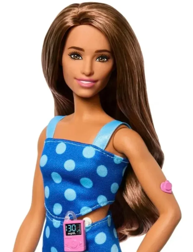 Cuatro muñecas Barbie con traje de lunares.