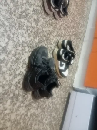 Zapatillas deportivas negras y blanc10as