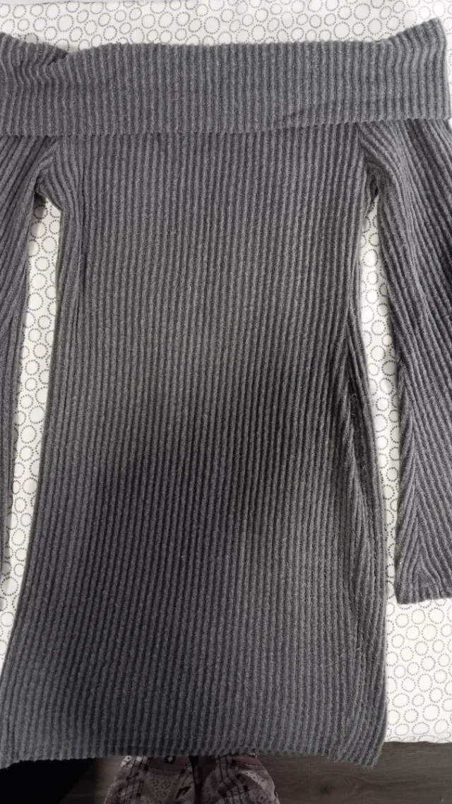 Vestido gris de punto off-the-shoulder