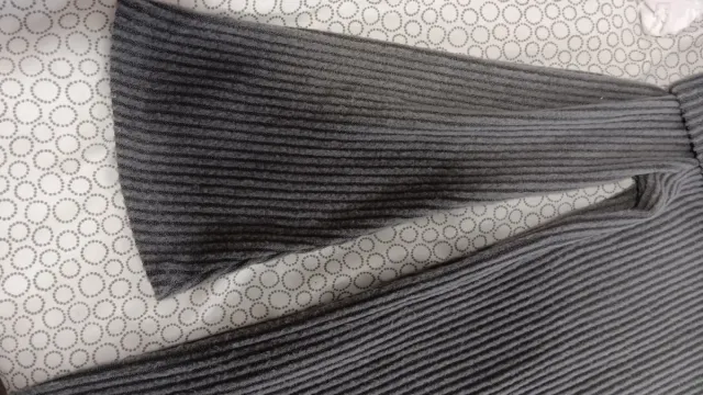 Vestido gris de punto off-the-shoulder