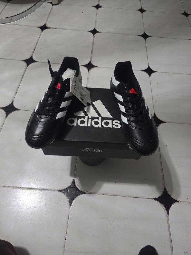 Zapatillas Adidas Fútbol Negras y Blancas