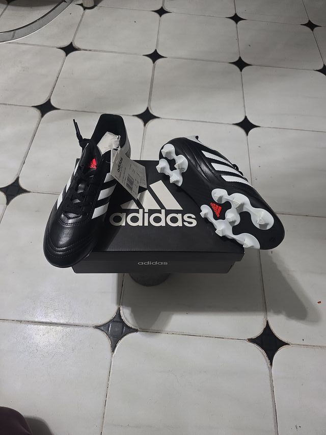 Zapatillas Adidas Fútbol Negras y Blancas