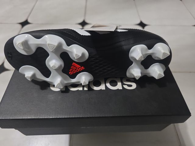 Zapatillas Adidas Fútbol Negras y Blancas