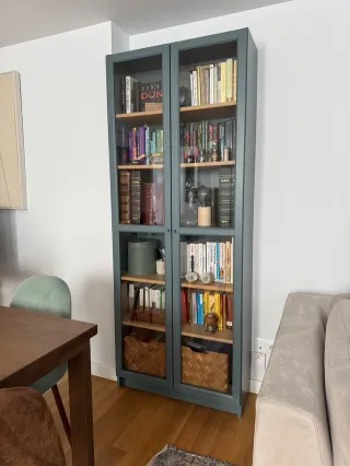 Armario de madera con puertas de cristal