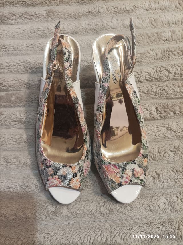 Zapatos de tacón slingback florales