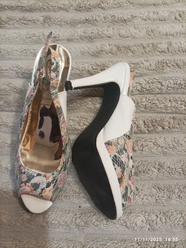 Zapatos de tacón slingback florales