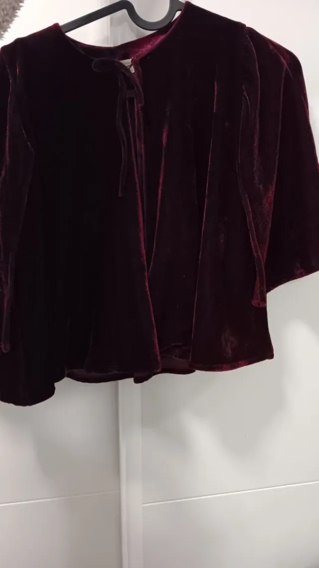 Capa de terciopelo granate