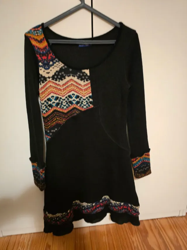 Vestido Daksha Surya preto com estampa geométrica