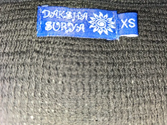 Vestido Daksha Surya preto com estampa geométrica