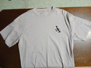 Camiseta beige con logo