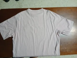 Camiseta beige con logo