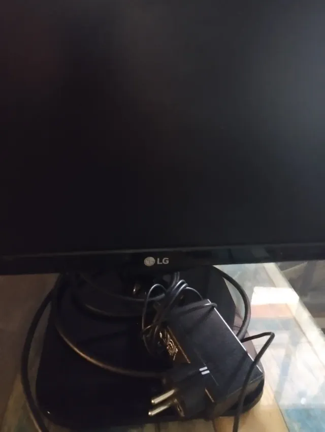 Monitor LG Negro Mide 30x52 cms