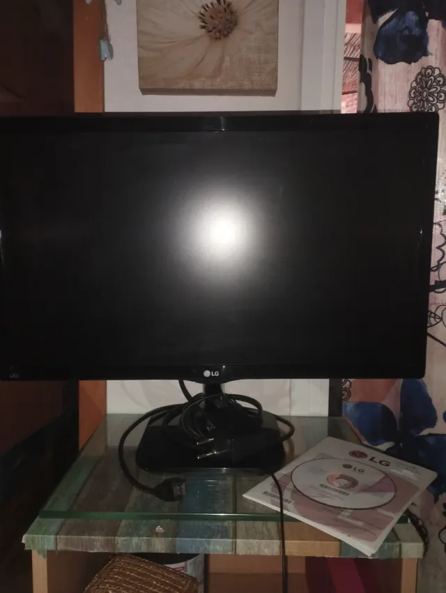 Monitor LG Negro Mide 30x52 cms