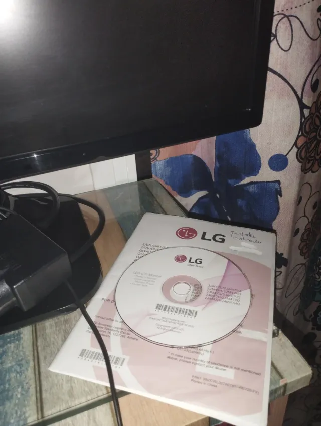 Monitor LG Negro Mide 30x52 cms