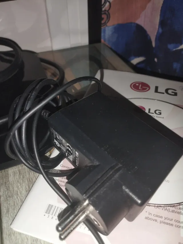 Monitor LG Negro Mide 30x52 cms