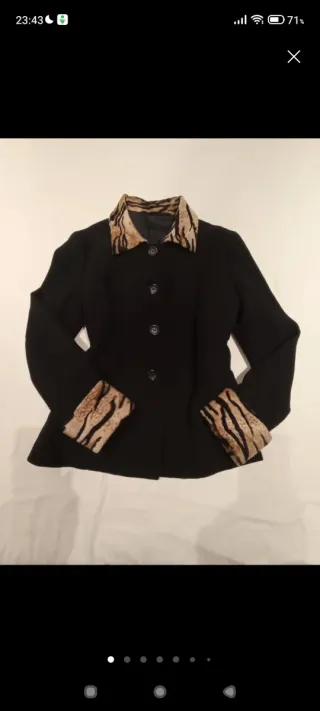 Chaqueta negra con estampado animal